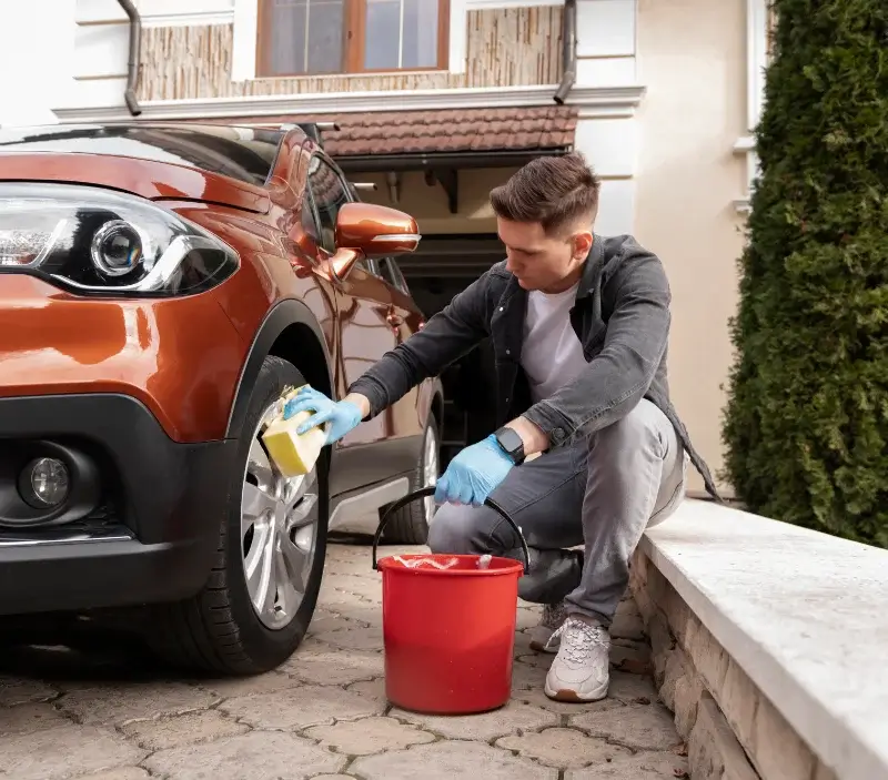 Lavage auto à domicile Thorame-Basse : professionnel intervenant sur un véhicule
